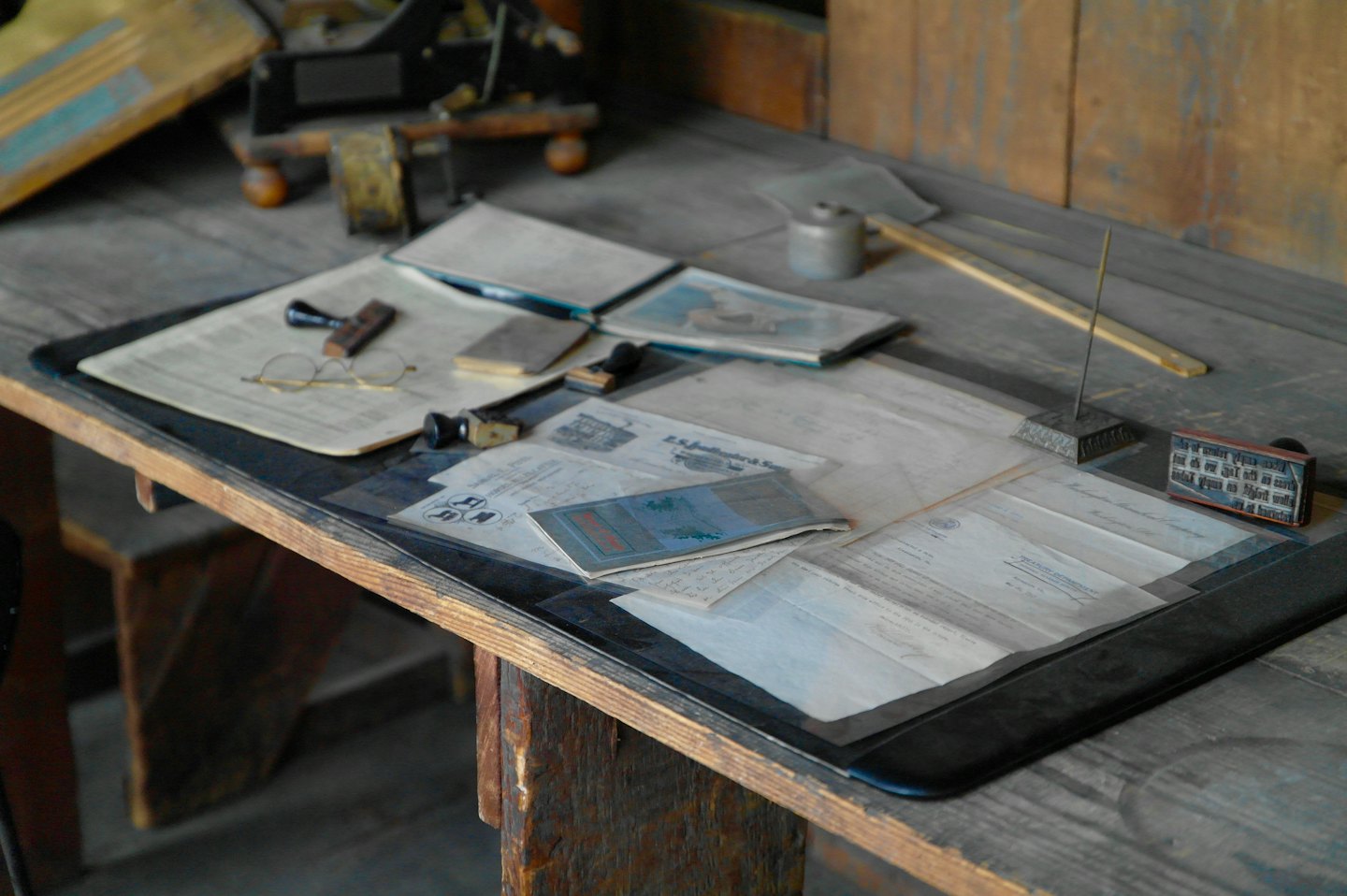 Scrivania antica in legno con forniture d'ufficio vintage e carte.
